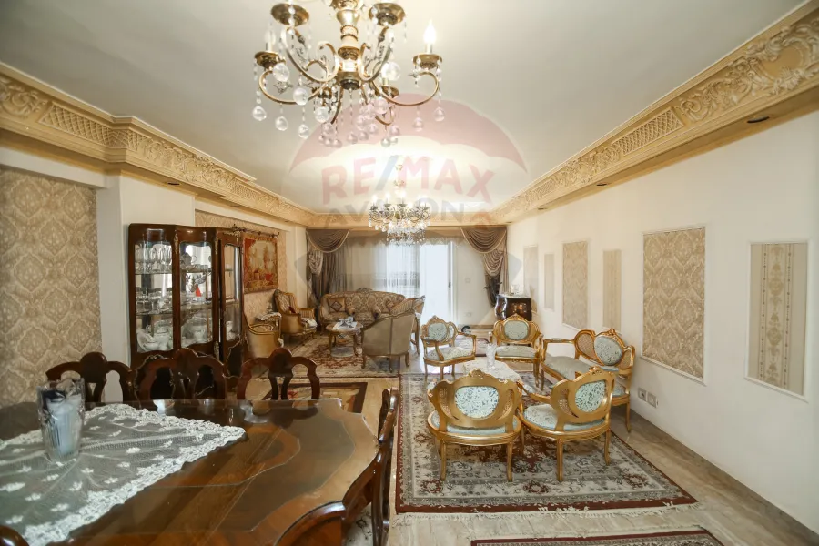 شقة للبيع 165 م الازاريطة (خطوات من الترام)