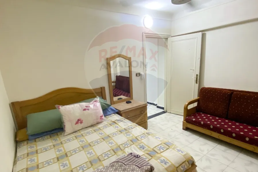 شقة للايجار المفروش 110 م ميامي (تاني نمره من البحر)