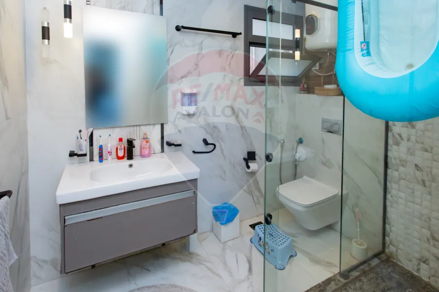 شقة للبيع 235 م ستانلي (علي البحر مباشرة - عمارة براند)