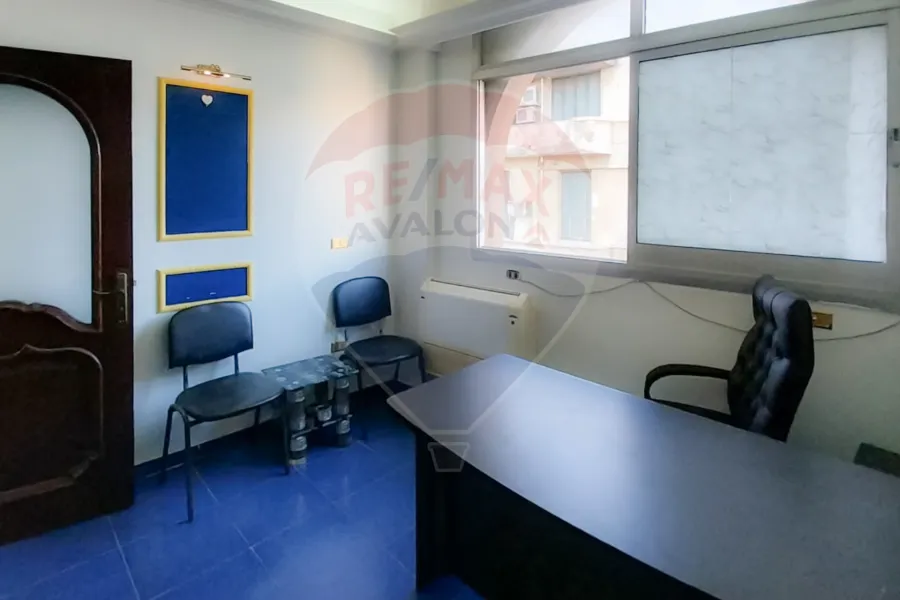 مكتب إداري للبيع 50 م محطة الرمل (شارع كنيسة الأقباط)