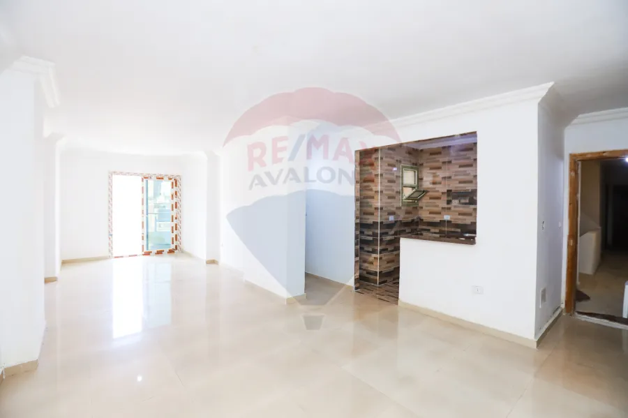 شقه للبيع  135 م  ميامى ( ش اسكند ابراهيم - خطوات من البحر )