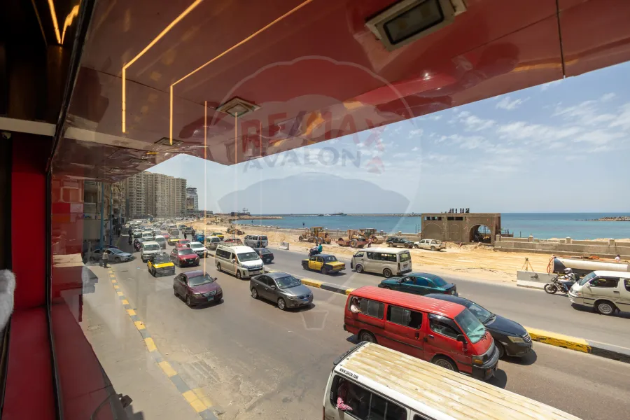 محل + ميزان للبيع 83 م + 100 م السرايا (على البحر مباشرة)