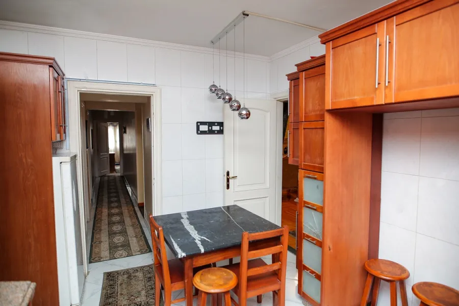 شقة للايجار مفروش 195م رشدى ( على الترام مباشرة )