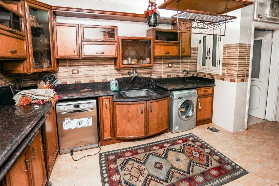 شقة للبيع 315 م جليم (علي البحر مباشرة)