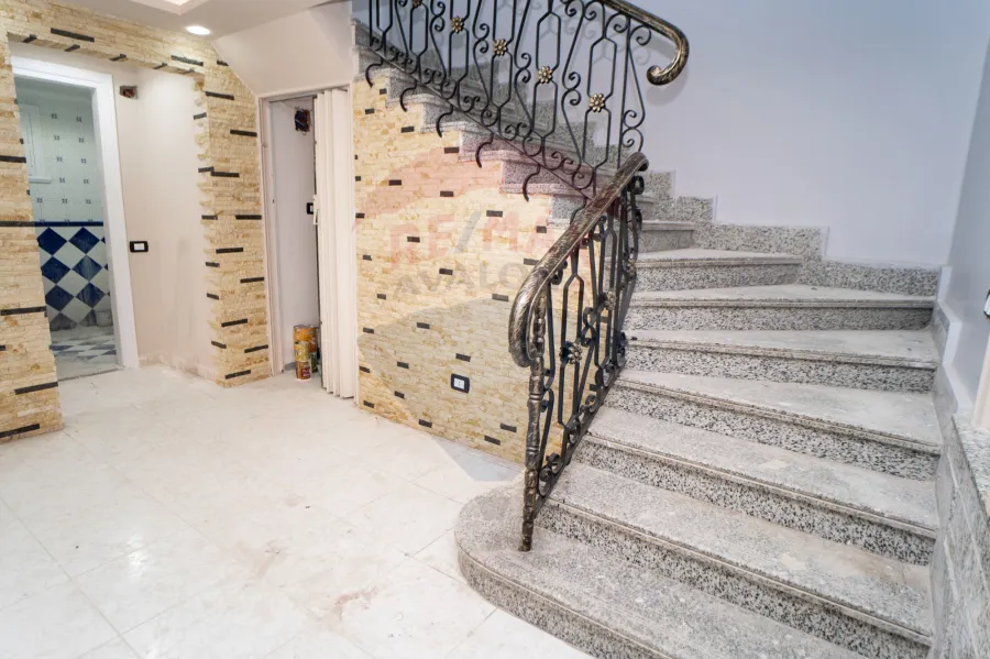 فيلا للبيع  250 م  المعمورة الشاطئ (علي البحر مباشرة)