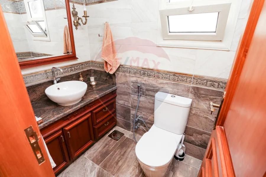 شقة للبيع 195 م زيزينيا ( ش مصطفي عبد الرازق  )