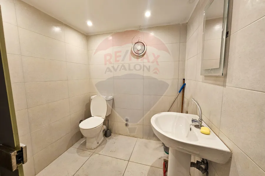 محل + صندرة للبيع 550 م  الإبراهيمية (على البحر مباشرة)