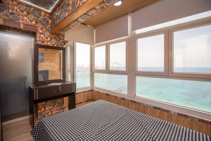 شقة للبيع 120 م لوران ( علي البحر مباشرة )