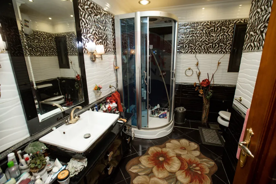 شقة للبيع 250 م لوران  (علي الترام مباشرة )