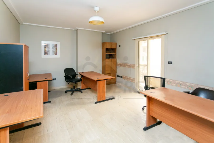 شقة للبيع 250 م الشاطبي (علي الترام مباشرة - خطوات من البحر)