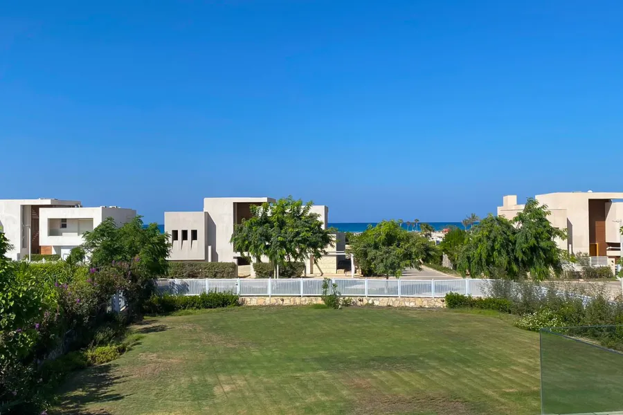 فيلا ستاند ألون كورنر (هاسيندا باي - سيدي عبد الرحمن) 1400 م + 1000 م جاردن - صف تاني بحر - 44,000,000 ج