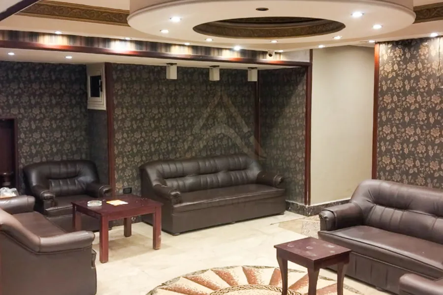 مكتب للايجار المفروش 270 م ميامي (علي البحر مباشرة)