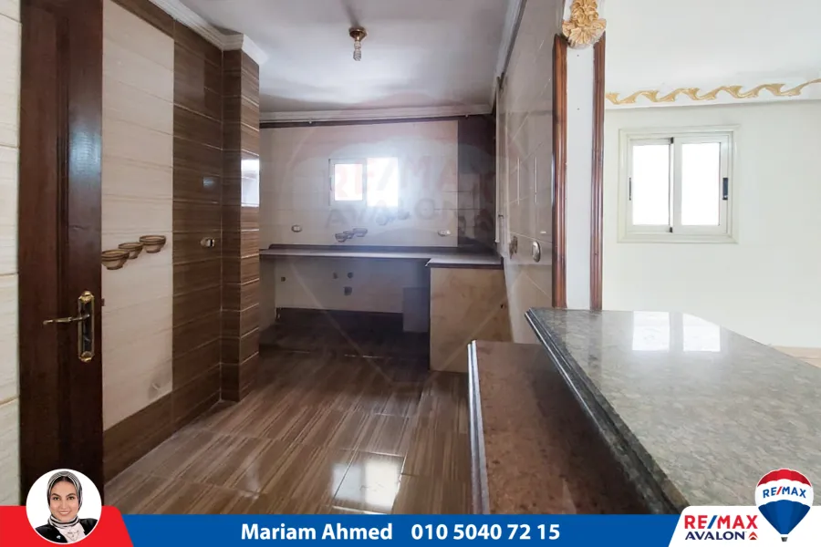 شقة للإيجار 120م كامب شيزار(خطوات من البحر)