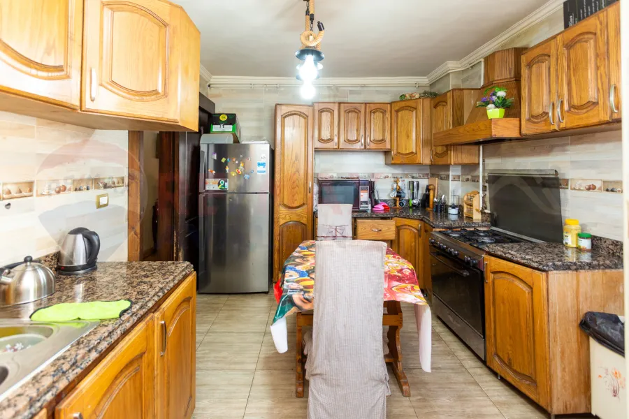 شقة للبيع 210 م سابا باشا (خطوات م شارع ابو قير)