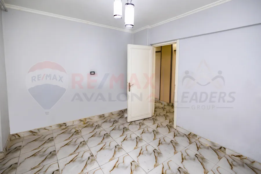 شقة للبيع 187 م كليوباترا (علي البحر مباشرة)