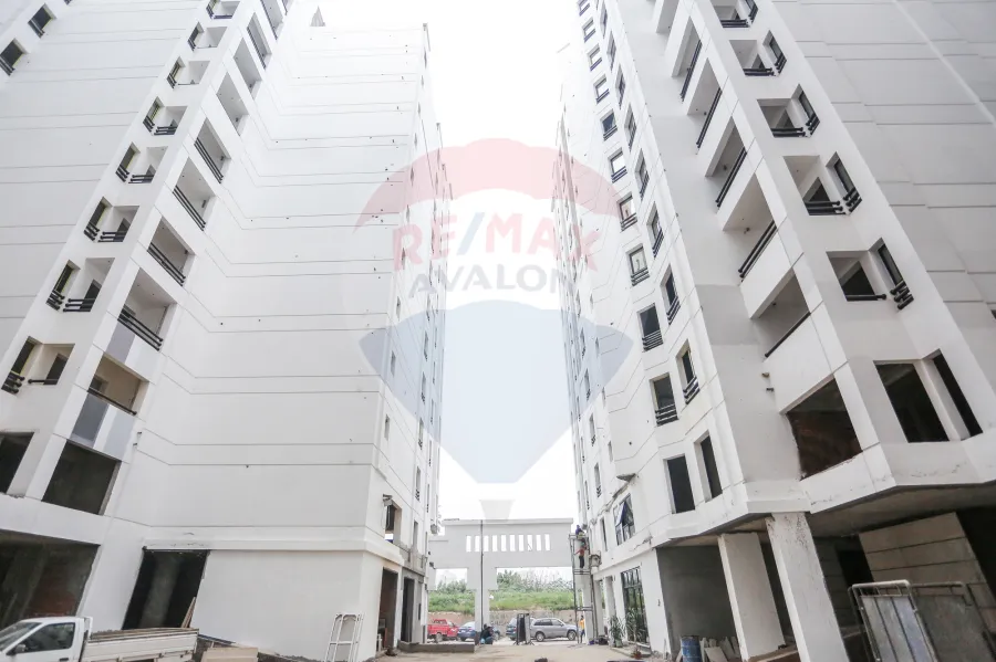 شقة للبيع 215 م سموحة (كومباوند ايست تاور- ش مدرسة الريادة)