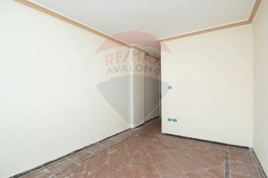 شقة للبيع 240 م لوران (ش ابو قير مباشرة)