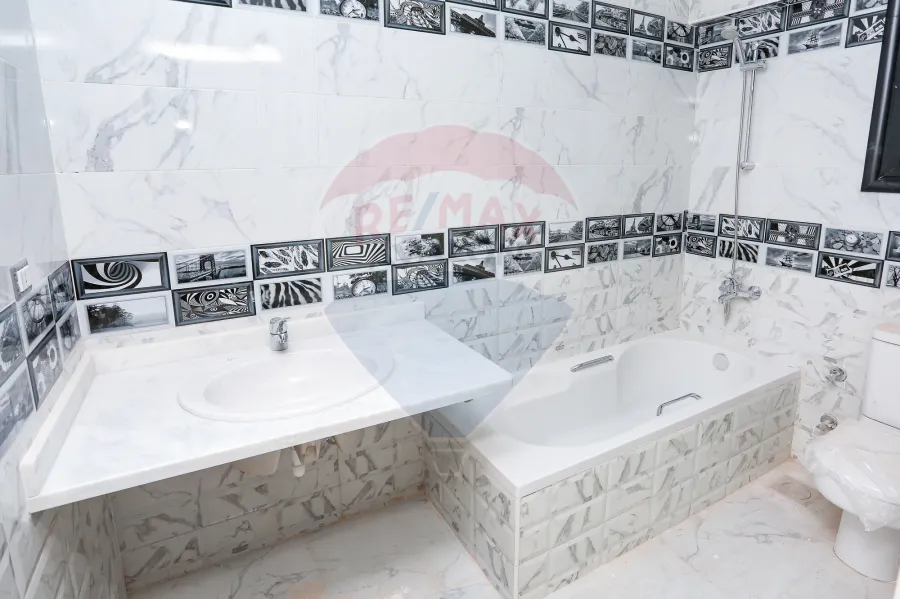 شقة للبيع 182 م سموحة (كومباوند ايست تاورز - ش مدرسة الريادة)