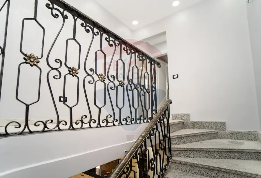 فيلا للبيع  250 م  المعمورة الشاطئ (علي البحر مباشرة)