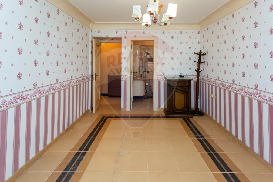 شقة للبيع 175 م السرايا (علي البحر مباشرة)