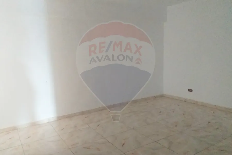 شقة للايجار 140م لوران (خطوات من البحر)