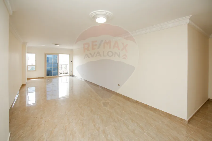 شقة للبيع 192 م الشاطبي (كوبري الجامعة - خطوات من البحر)