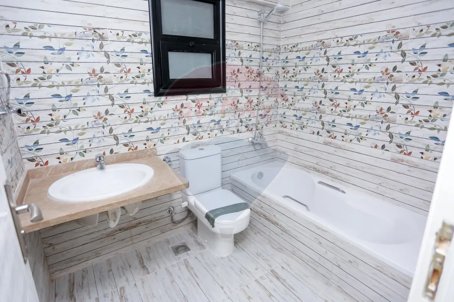 شقة للبيع 174 م سموحة (ابراج إيست تاور- ش مدرسة الريادة)