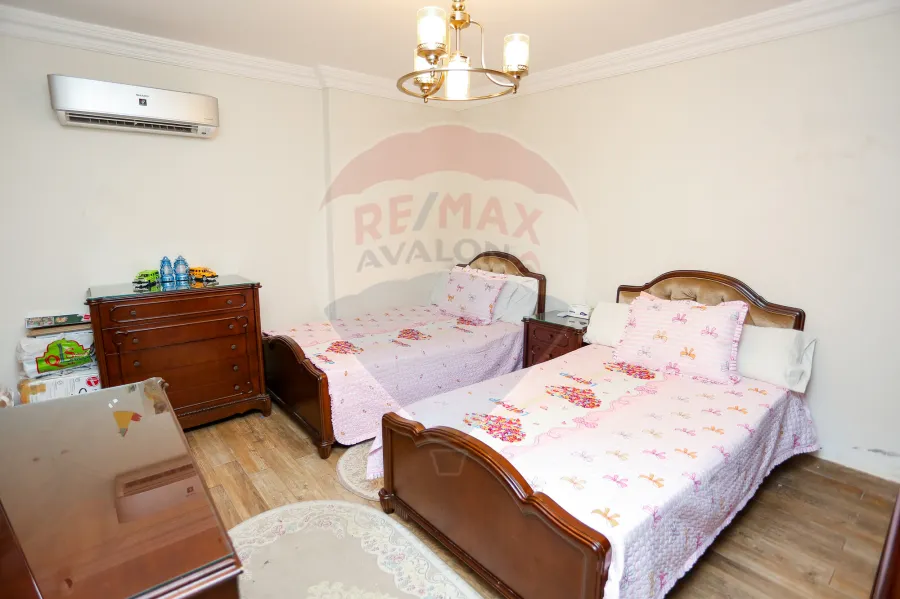 شقة للبيع 195 م زيزينيا ( ش مصطفي عبد الرازق  )