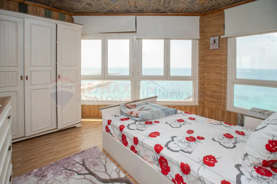 شقة للبيع 120 م لوران ( علي البحر مباشرة )