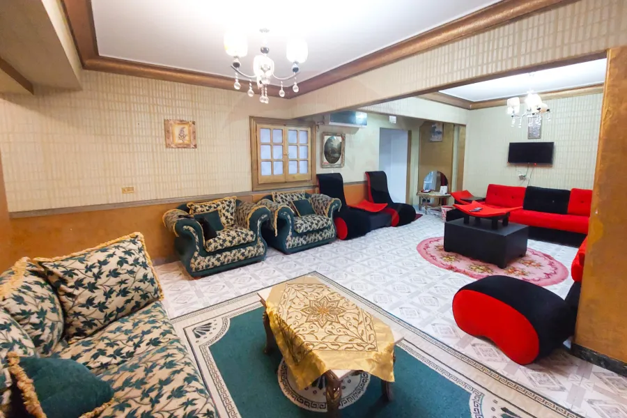 شقة للإيجار المفروش  150 م سموحة (خطوات من ميدان فيكتور عمانويل)