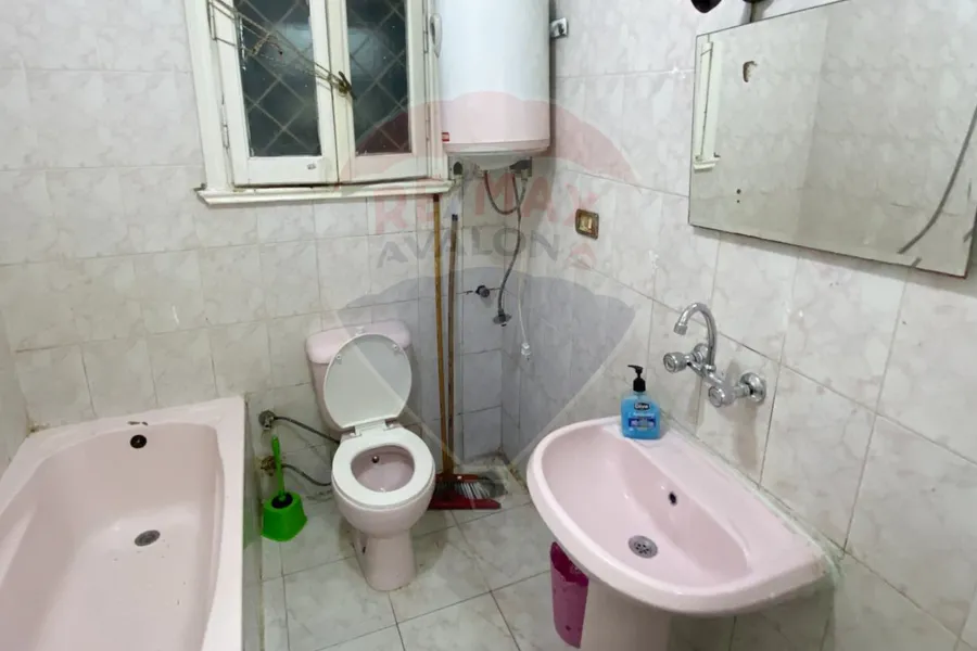 شقة للايجار المفروش 110 م ميامي (تاني نمره من البحر)