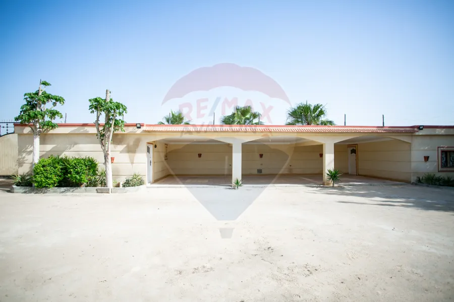 فيلا للبيع 4200 م كينج مريوط ( 2 نمرة من طريق الكافورى - أمام بوابة كينج هايتس )