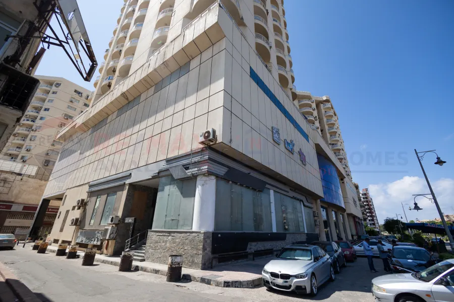 محل للبيع 333 م + 250 م بدروم المعمورة الشاطئ ( بالقرب من البحر - برج براند )