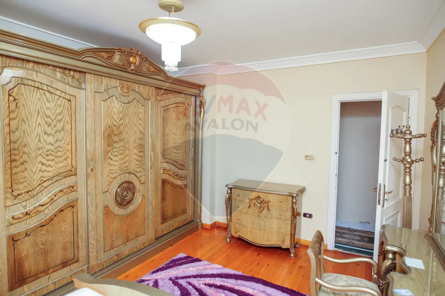 شقة للإيجار المفروش  195م رشدى (على الترام مباشرة)