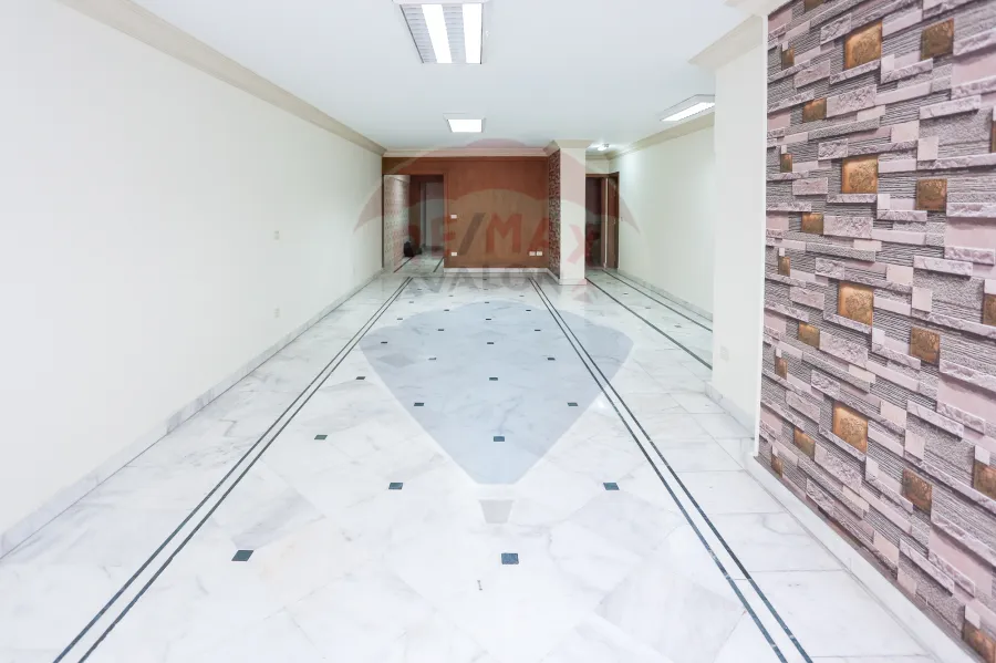 شقه اداري للايجار 250 م لوران ( شارع ابو قير )