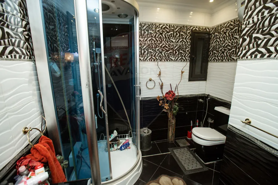 شقة للبيع 250 م لوران  (علي الترام مباشرة )