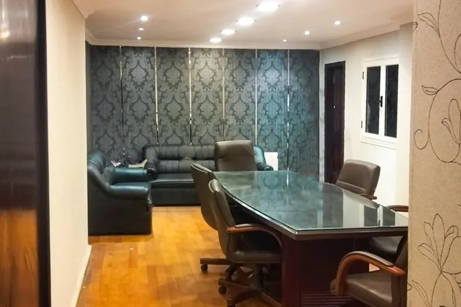 مكتب للايجار المفروش 270 م ميامي (علي البحر مباشرة)