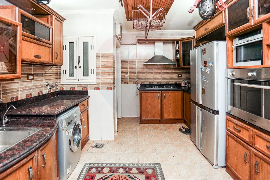 شقة للبيع 315 م جليم (علي البحر مباشرة)