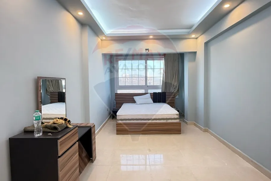 شقة للبيع 220 م كليوباترا (علي البحر مباشرة)