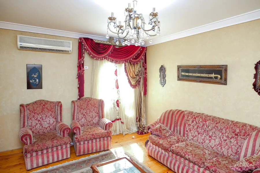 شقة للايجار مفروش 195م رشدى ( على الترام مباشرة )