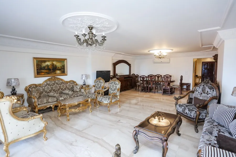 شقة للبيع 260 م سابا باشا (على البحر مباشرة)