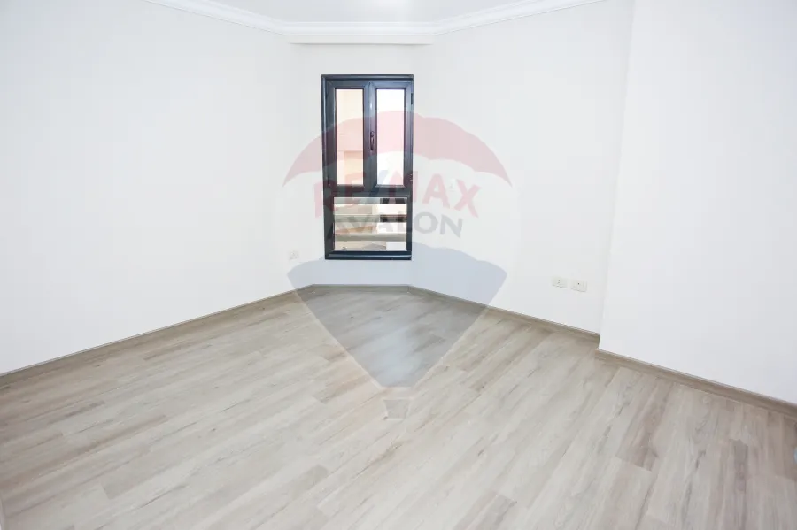 شقة للبيع 174 م سموحة (ابراج إيست تاور- ش مدرسة الريادة)