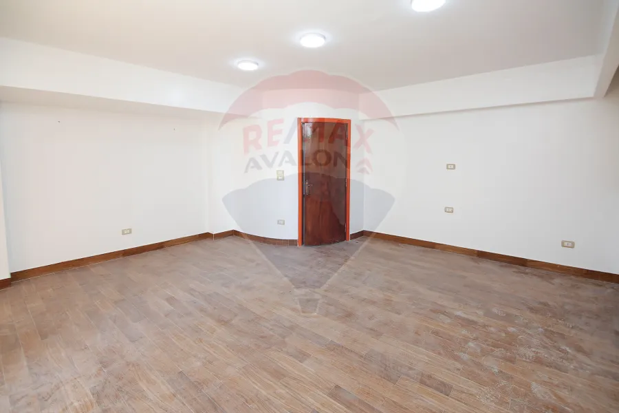 شقة للبيع 300 م  كفر عبده (ش قرادحي)