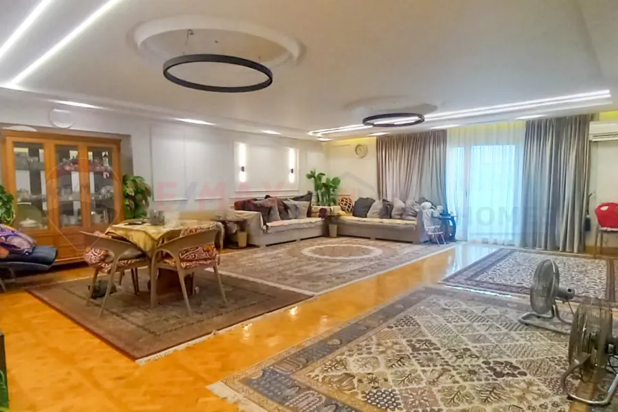 شقة للبيع 270 م سموحة (ش البرت الأول)