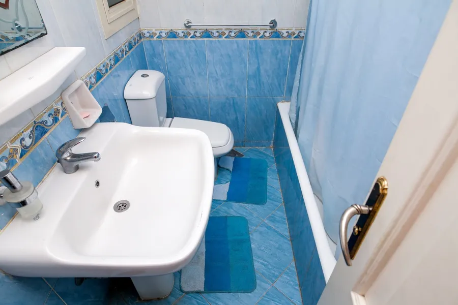 شقة للايجار مفروش 195م رشدى ( على الترام مباشرة )