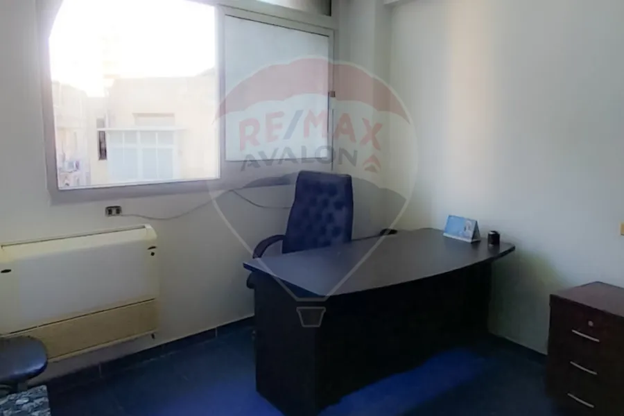 مكتب إداري للبيع 50 م محطة الرمل (شارع كنيسة الأقباط)