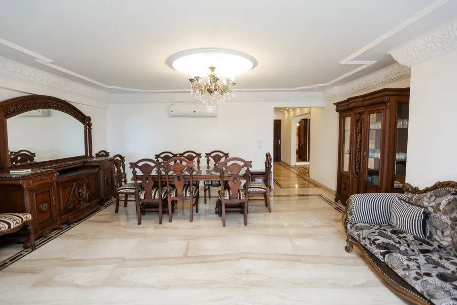 شقة للبيع 260 م سابا باشا (على البحر مباشرة)