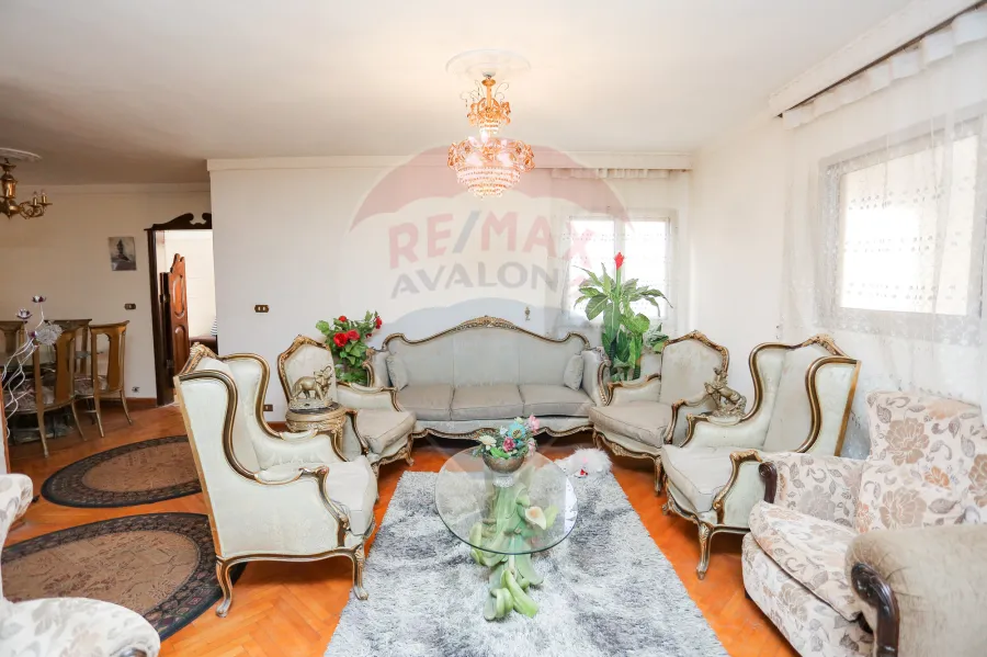 شقة للبيع 200 م لوران ( خطوات من ش شعراوى والبحر )