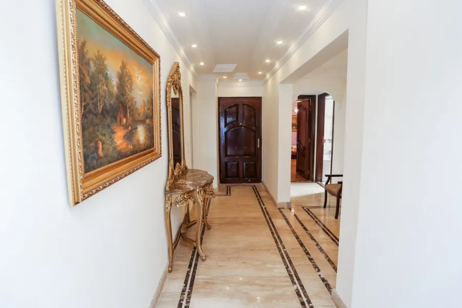 شقة للبيع 260 م سابا باشا (على البحر مباشرة)