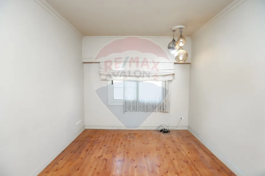 شقة للبيع 240 م  سموحة (  شارع فوزى معاذ راسا - خطوات من ميدان سموحه )